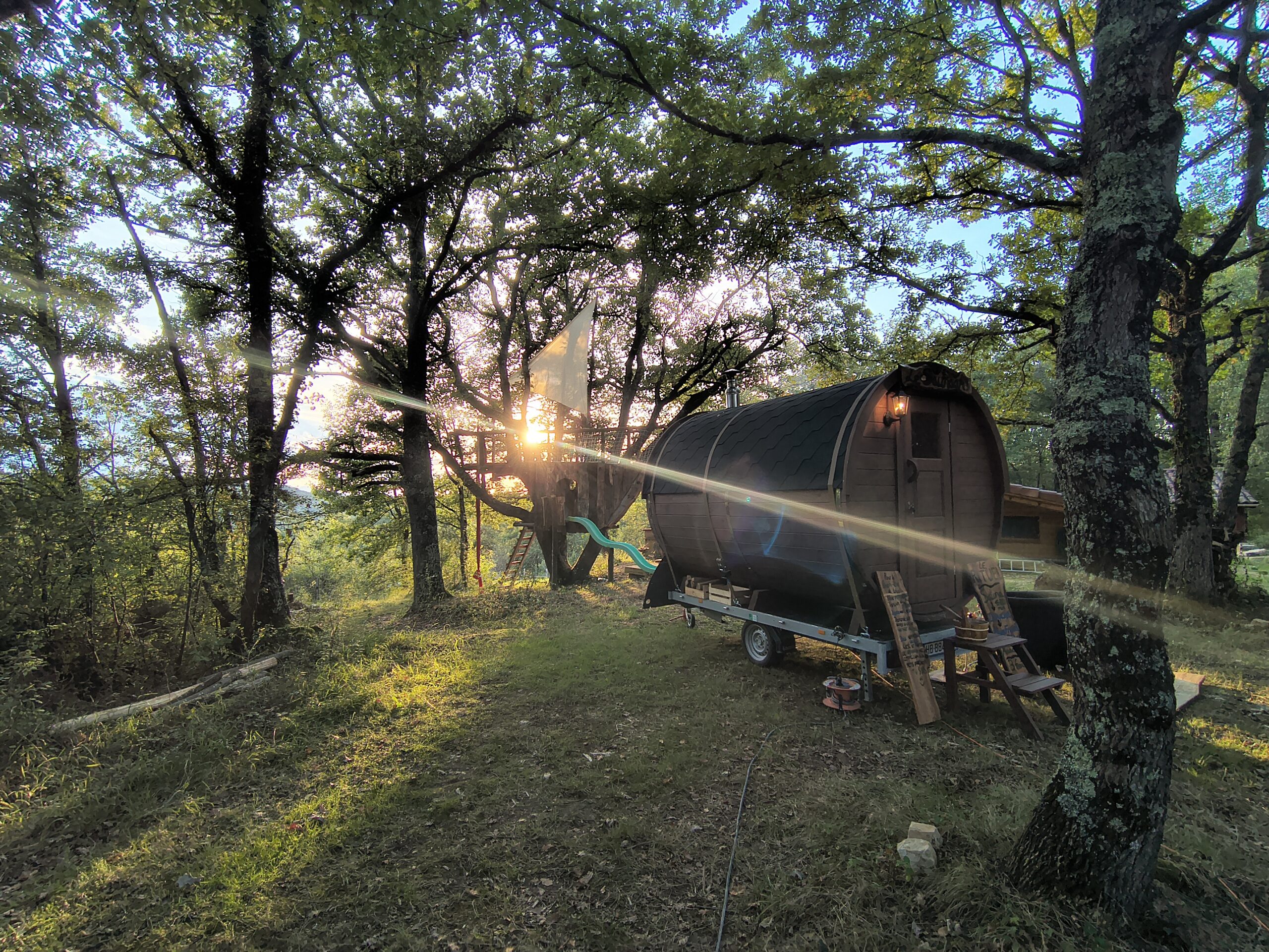 Sauna extérieur en bois dans la nature au crépuscule