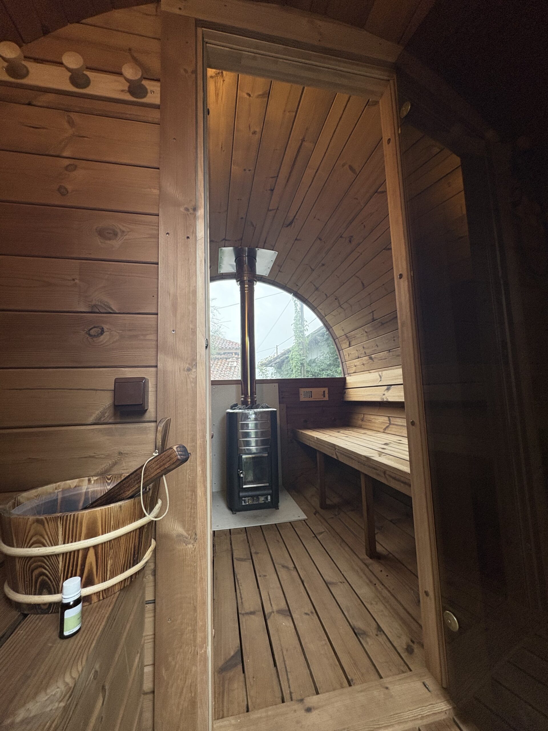 Vestiaire fermé d'un sauna tonneau