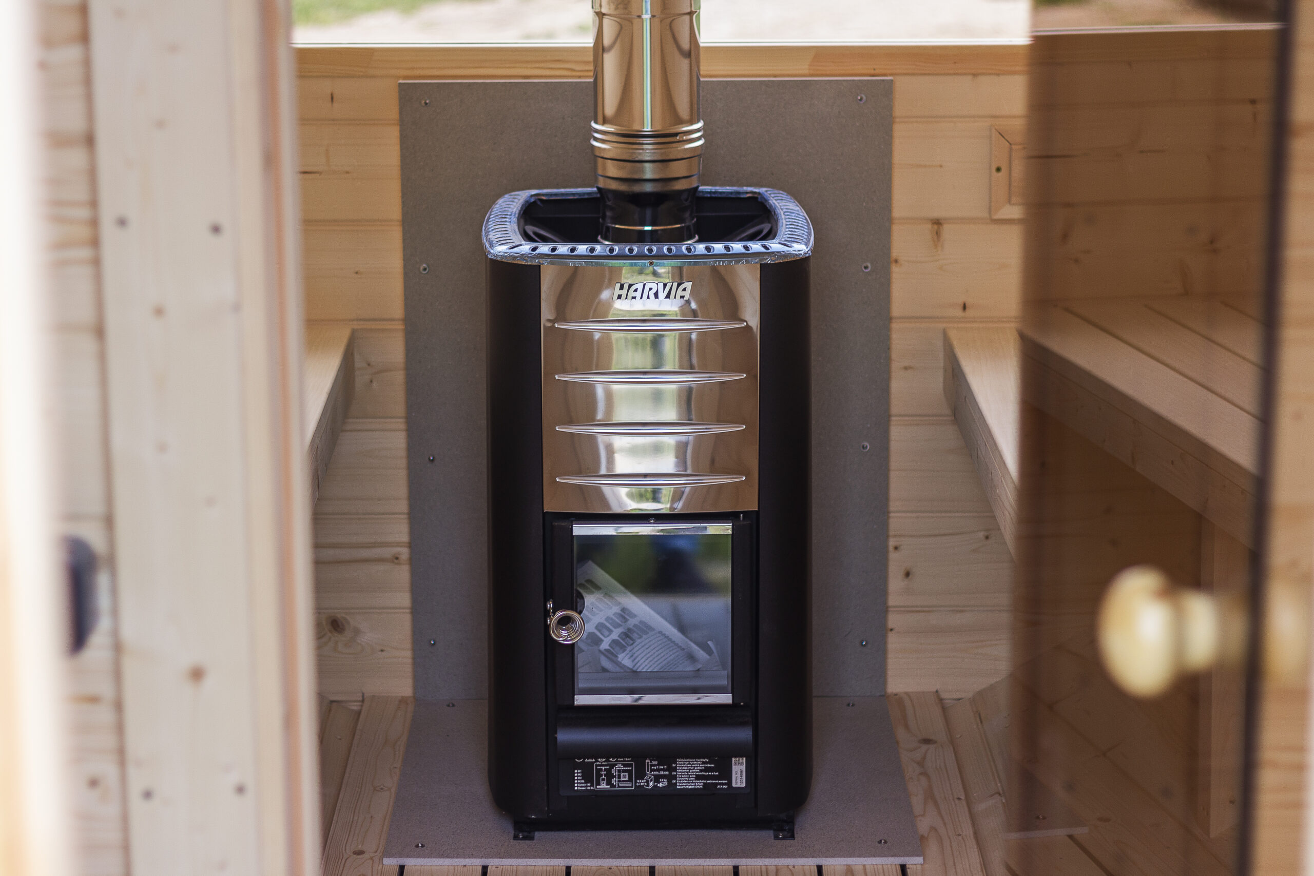 Poêle à bois dans un sauna extérieur