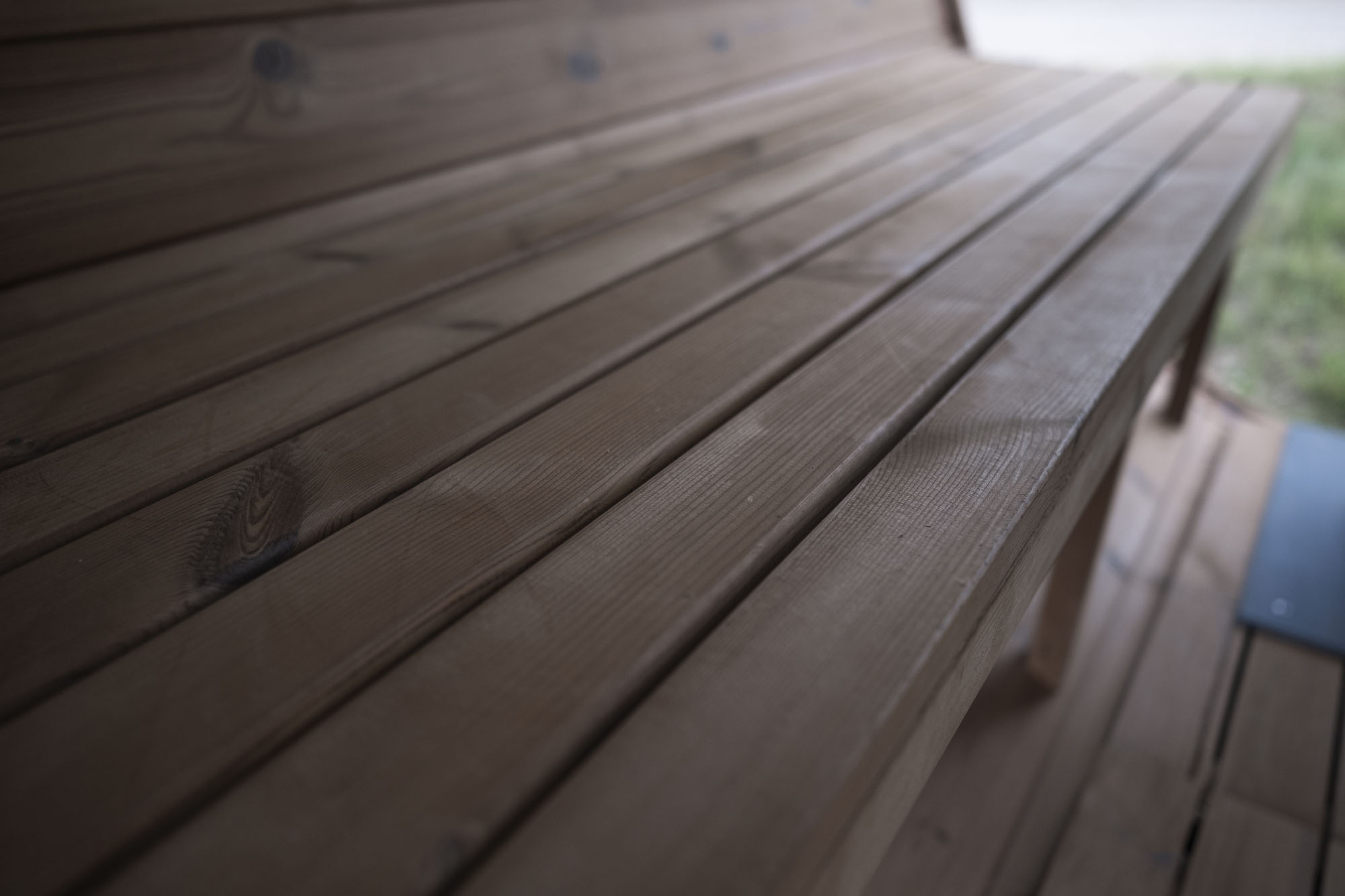 Détail de bancs en thermowood d'un sauna tonneau