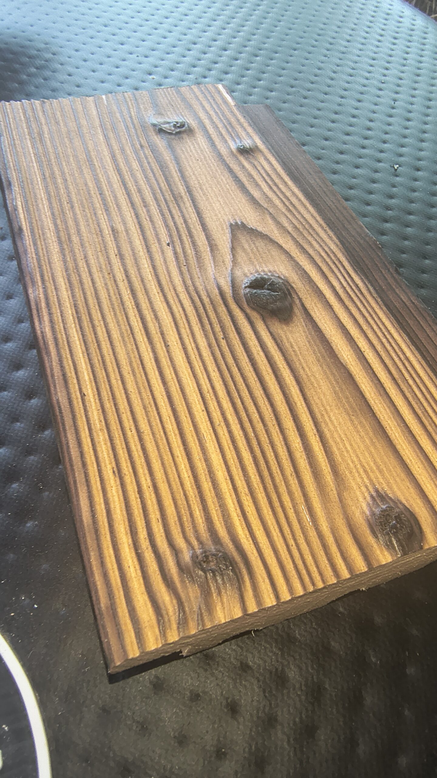 Échantillon de bardage Shou Sugi Ban, gros plan sur la texture brûlée