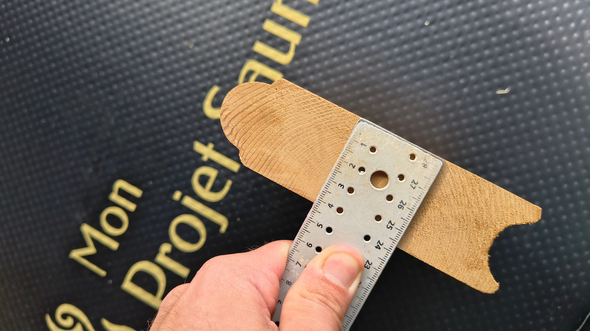 Tranche d'un madrier de sauna de 43 mm mesurée au réglet