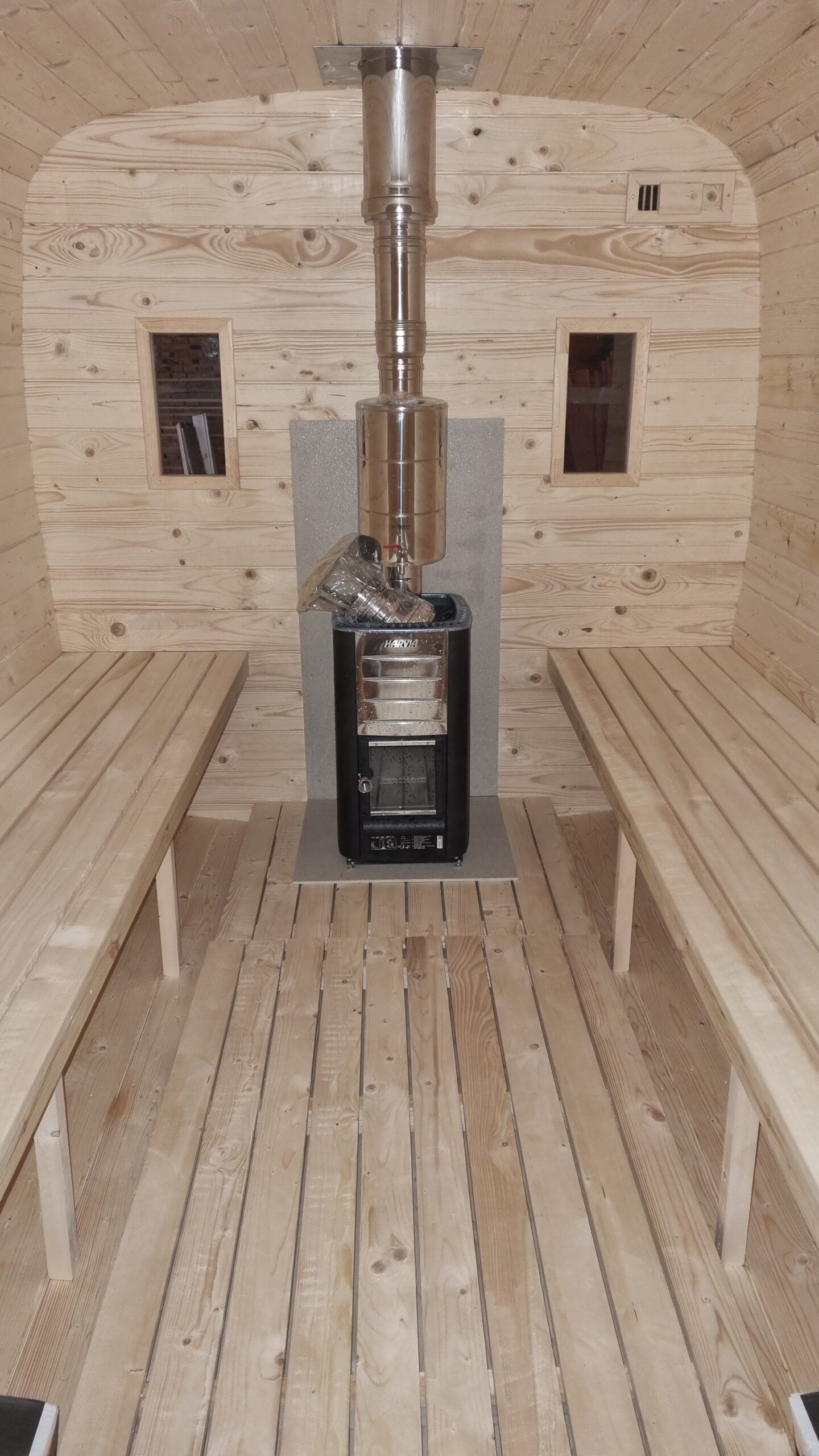 Intérieur de sauna avec bancs parallèles