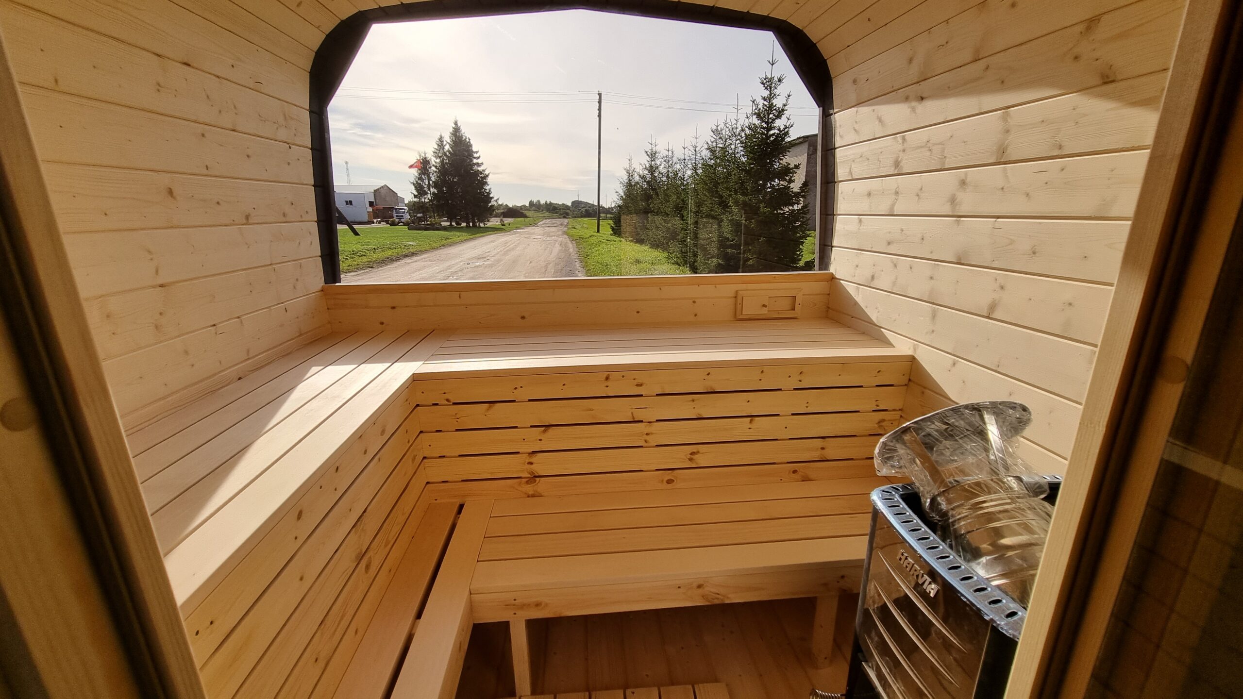 Intérieur de sauna avec bancs disposés en L