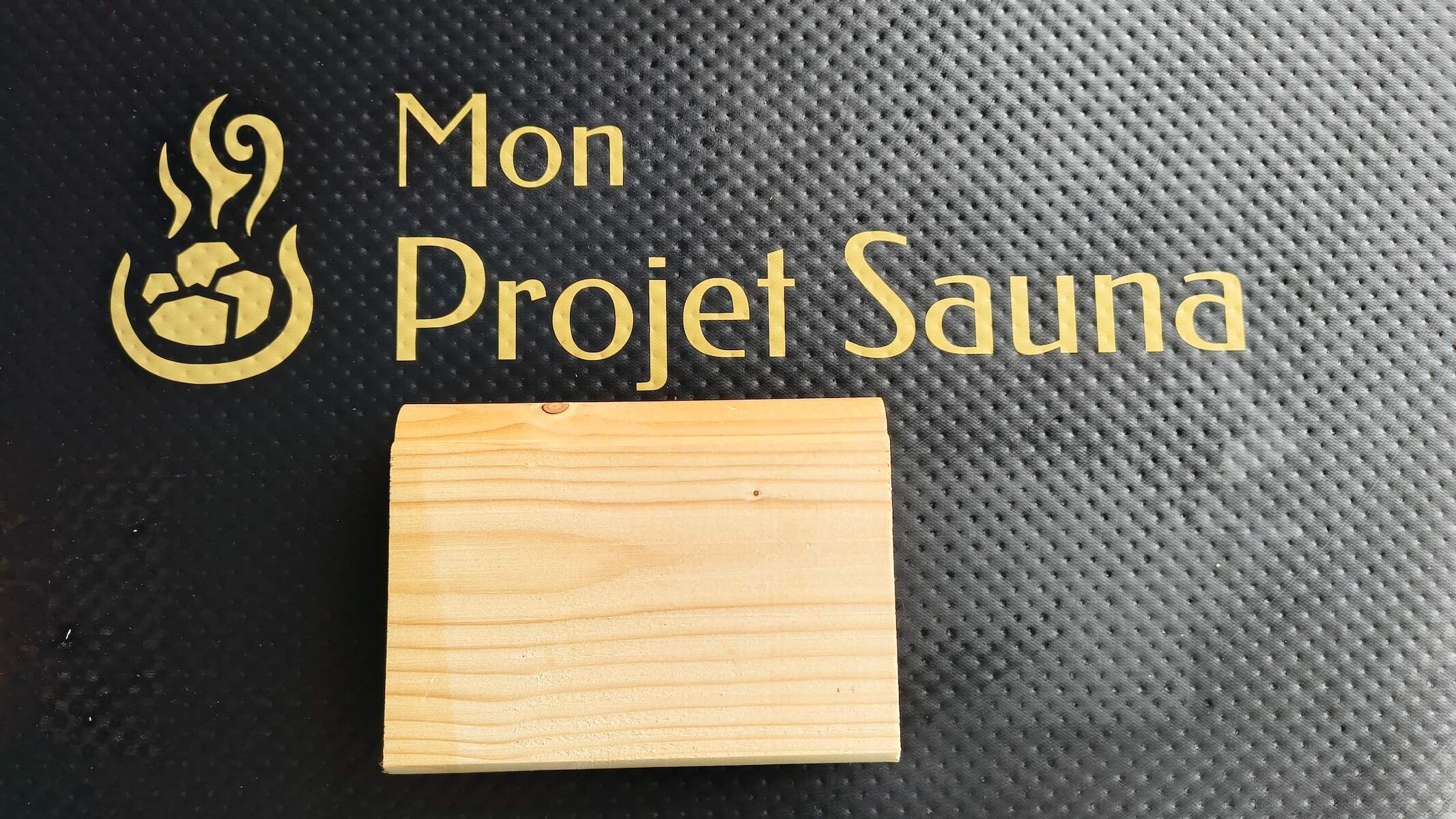 Échantillon d'épicéa suédois non traité pour sauna extérieur