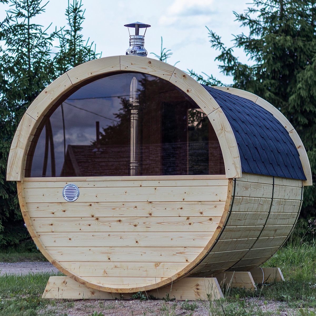 Vitre semi-panoramique d'un sauna tonneau