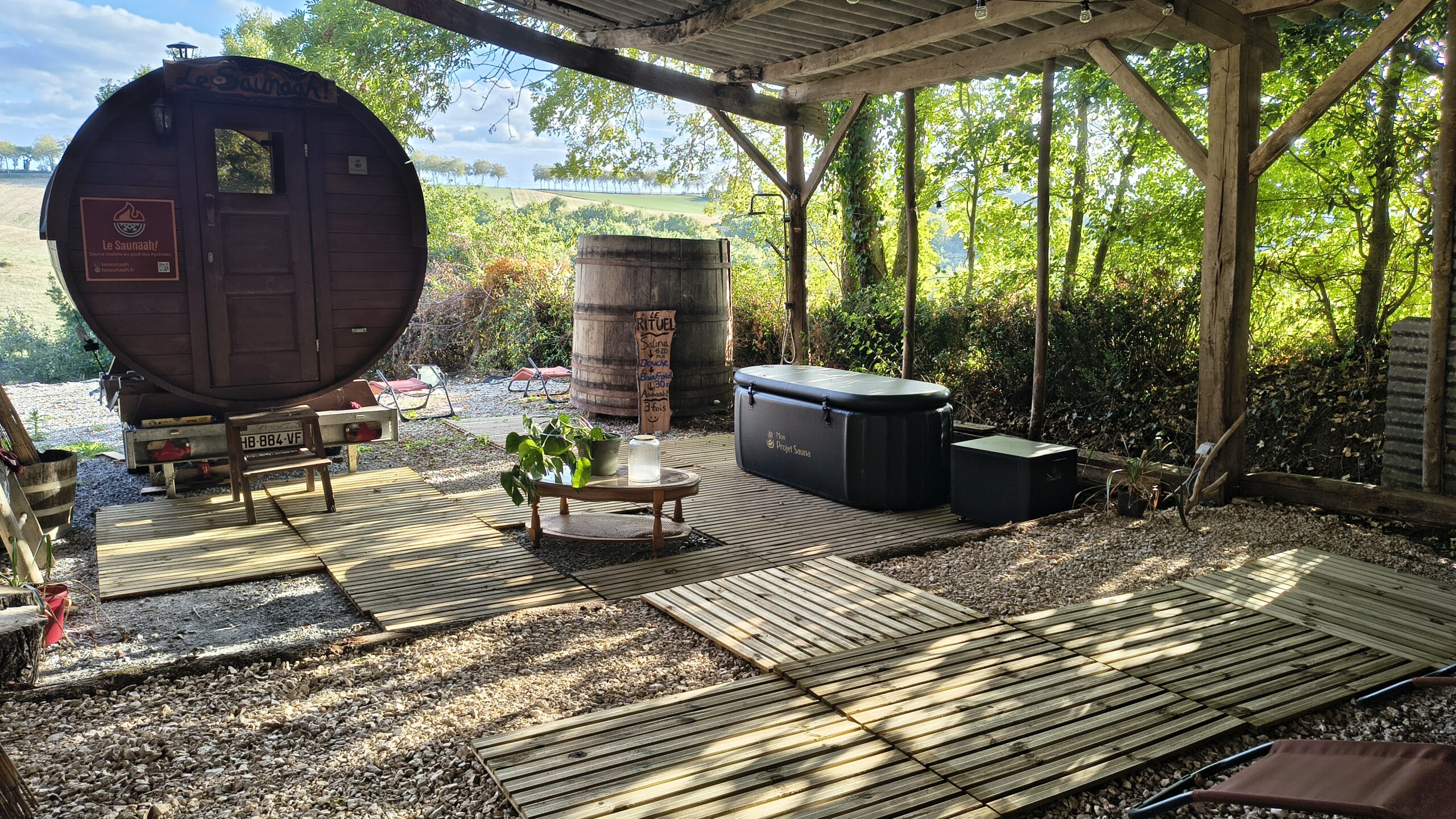 Showroom sauna de Mon Projet Sauna à Cassagnabère-Tournas, Haute-Garonne : sauna tonneau, bains froids et espace de repos