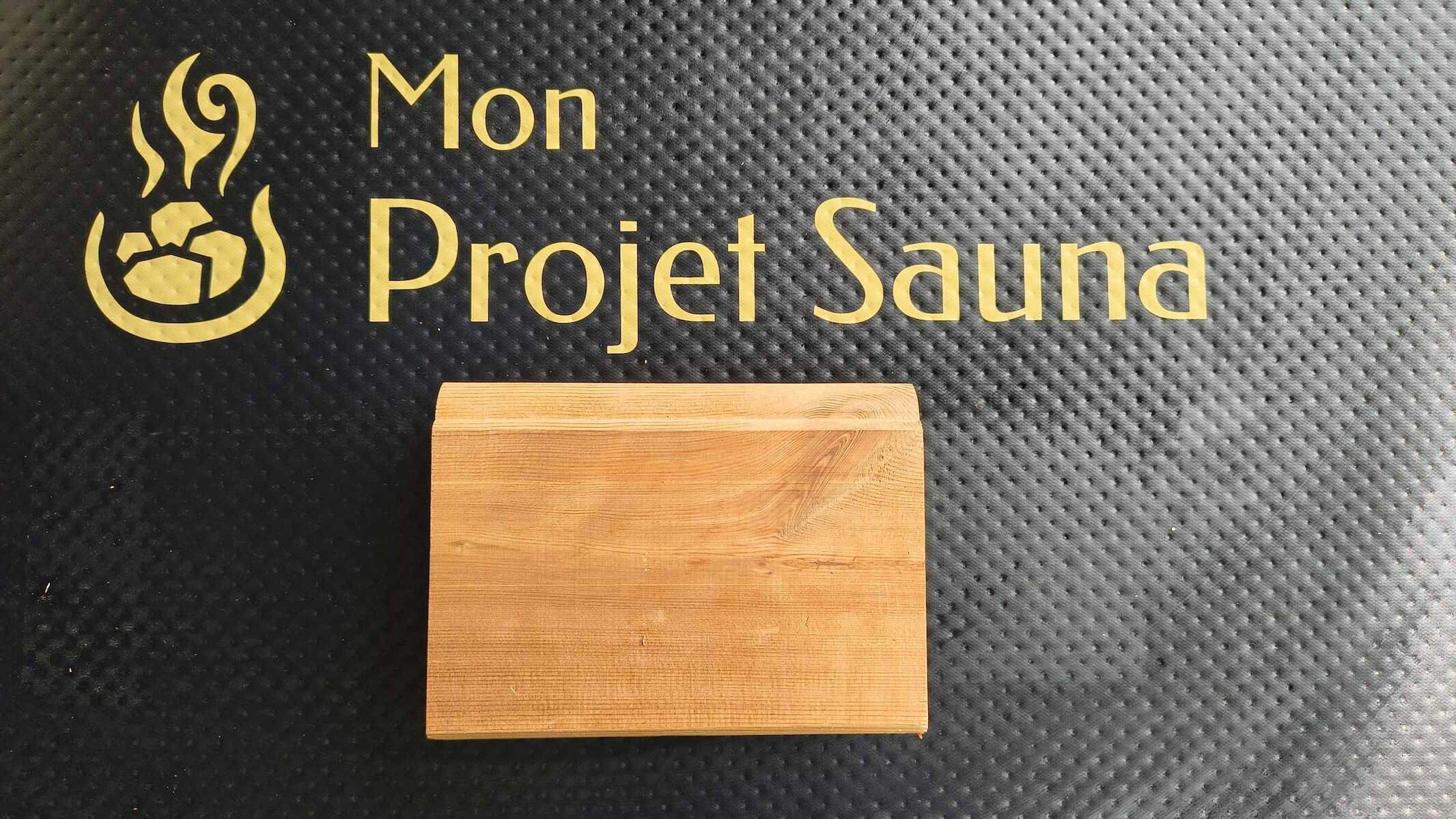 Échantillon de thermowood, épicéa traité thermiquement