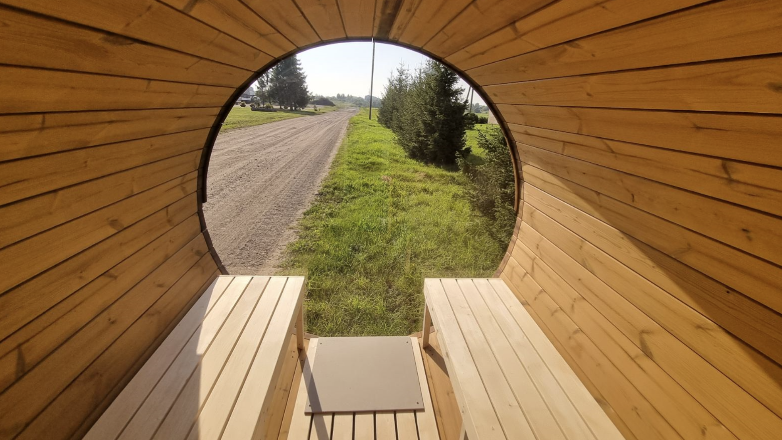 Intérieur d'un sauna tonneau avec bancs en tremble et parois en thermowood
